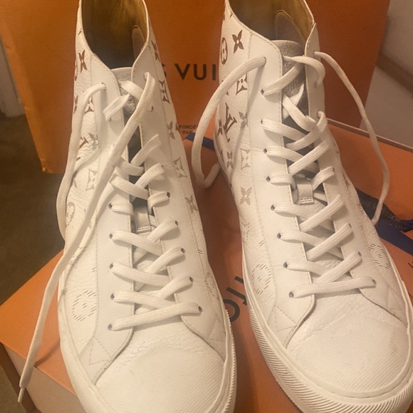 Louis Vuitton sneakers with the LV design on the shoe - Picture 2 of 2